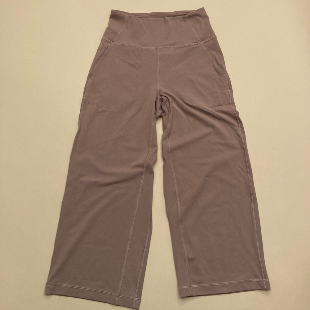 Lulu lemon cropped gooey yoga pants, in t he color mauve